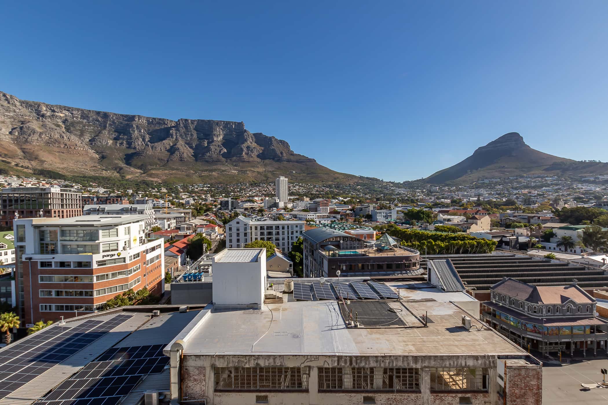 Modern 2-Bedroom Apartment with Table Mountain Views in the Heart of Cape Town City Centre 