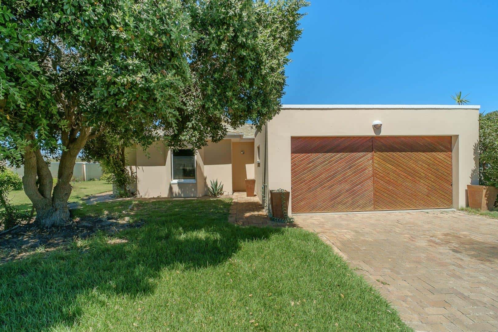 House in Lake Michelle Security and Eco Estate