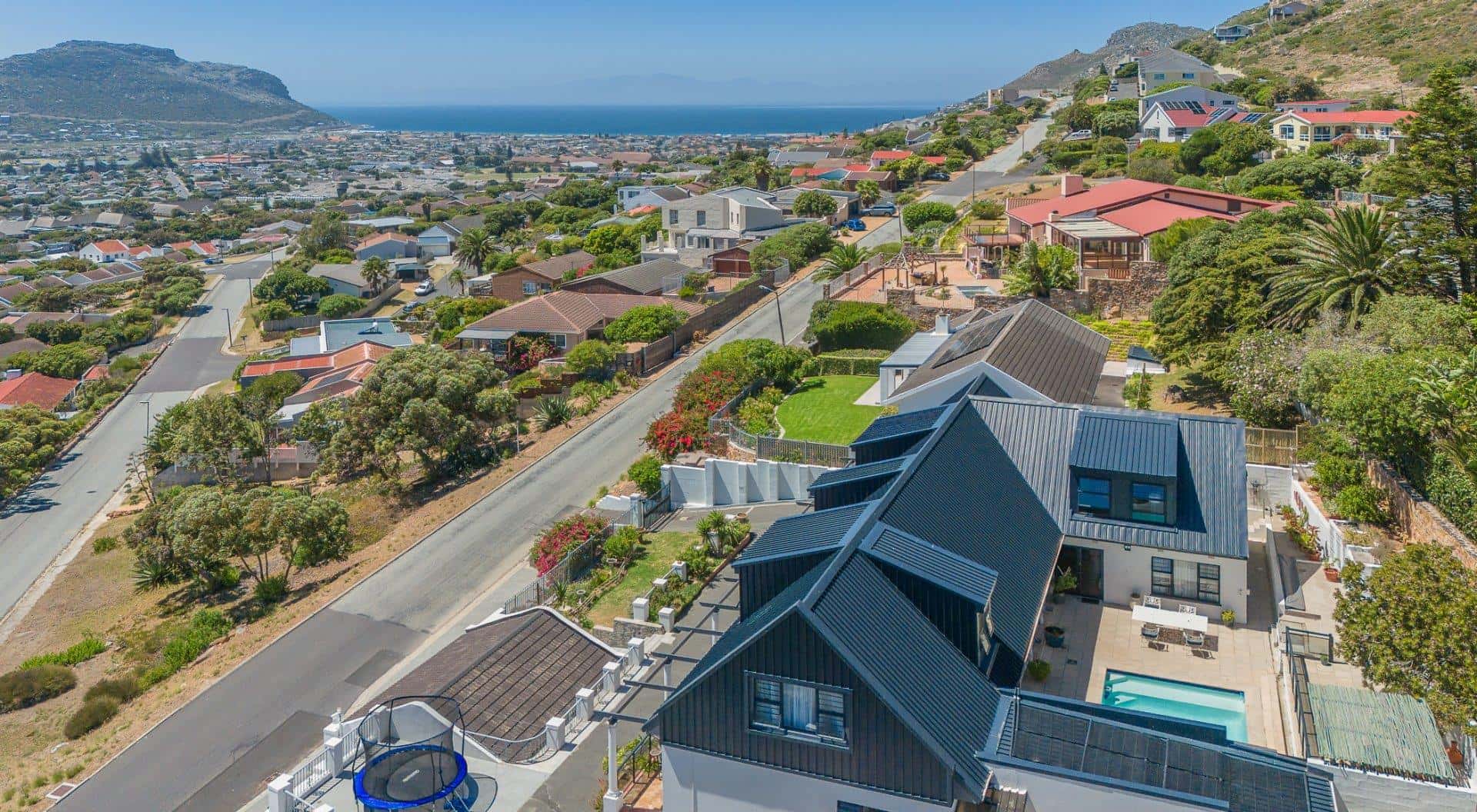 Sunlit Mountainside Sanctuary: Versatile Dual-Living Luxury with Breathtaking Views
