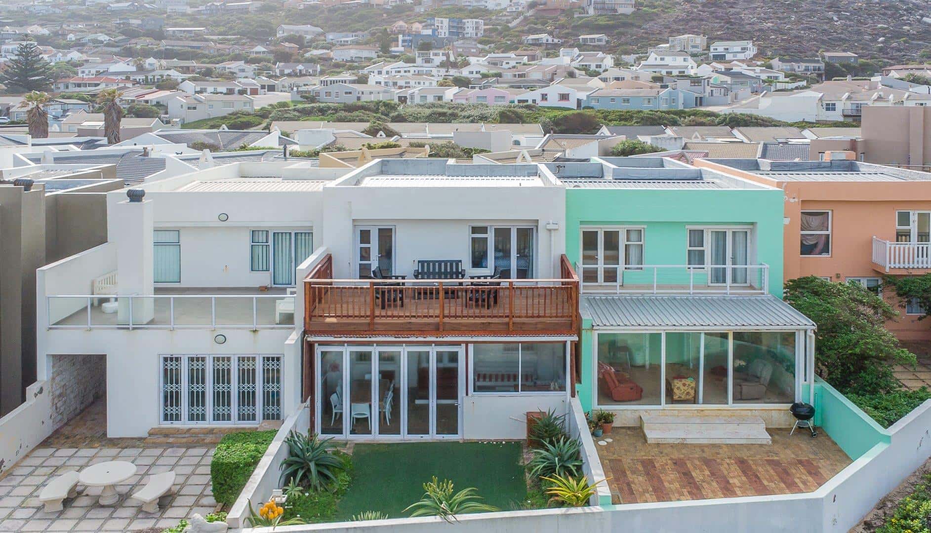 Breathtaking sea and mountain views in Glen Cairn Heights!