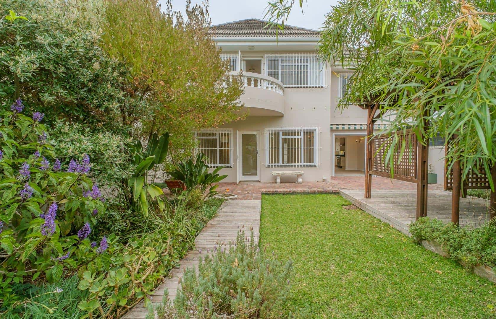 Elegant North-Facing Townhouse in Sought-After Kenilworth Upper